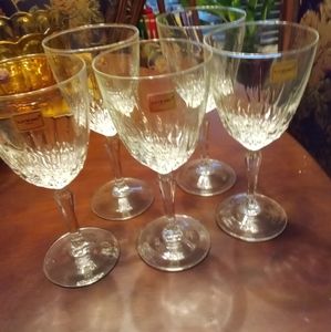 Set of 5 luminarc wine glasses